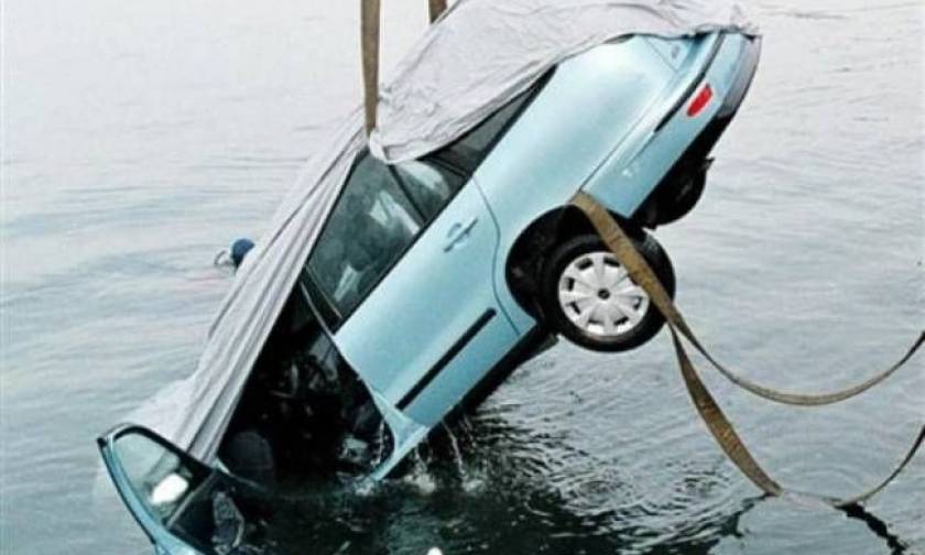 Αυτοκίνητο έπεσε στη θάλασσα της Χαλκίδας
