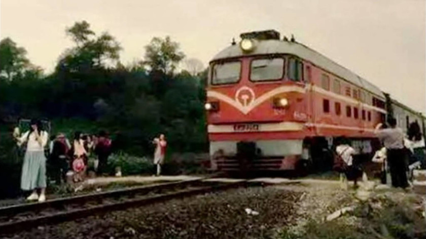 Πεθαίνοντας για την τέλεια σέλφι: Έντρομοι τουρίστες καταγράφουν το θάνατο κοπέλας από τραίνο (Pics)