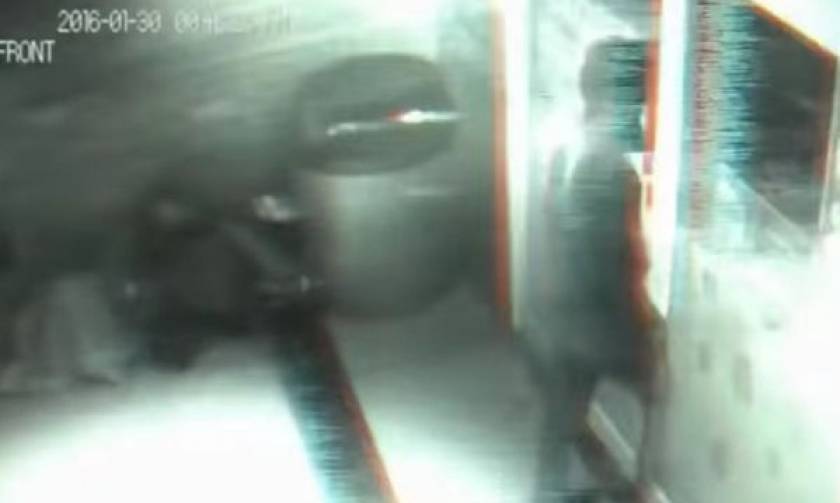 Ανατριχιαστικό βίντεο: Φάντασμα ταξιδεύει στο χρόνο και περνά μέσα από κλειστή πόρτα καταστήματος!
