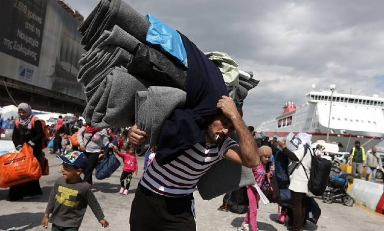 Για τα Οινόφυτα αναχώρησαν με λεωφορείο 49 πρόσφυγες και μετανάστες από τον Πειραιά