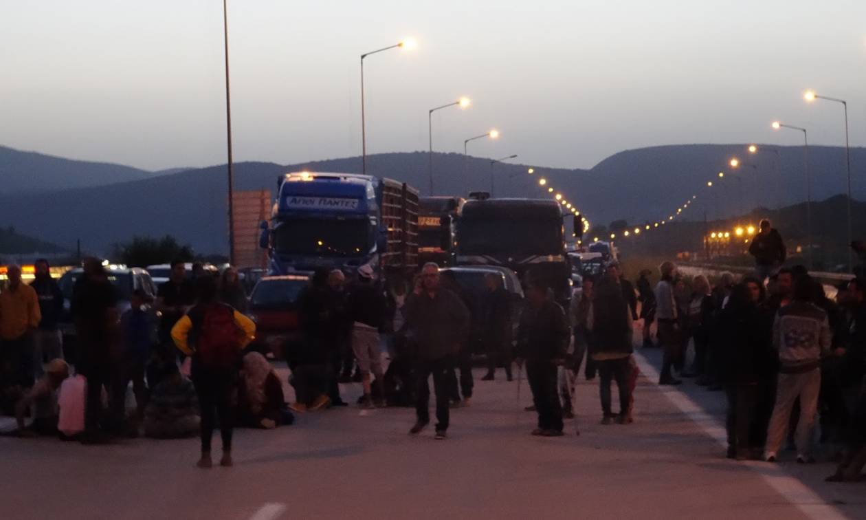 Χάος και στα Ιωάννινα - Οι πρόσφυγες έκλεισαν την Εγνατία (video)