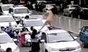 Χόρευε γυμνή πάνω στο αυτοκίνητό του – Δεν φαντάζεστε τι συνέβη μετά! (video)
