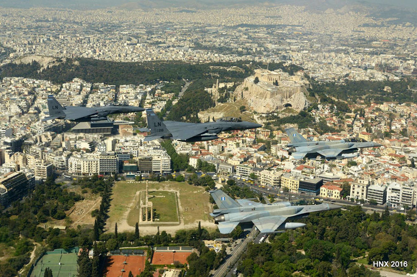 Εντυπωσιακές εικόνες από τα μαχητικά που πέταξαν πάνω από την Αθήνα (vid)