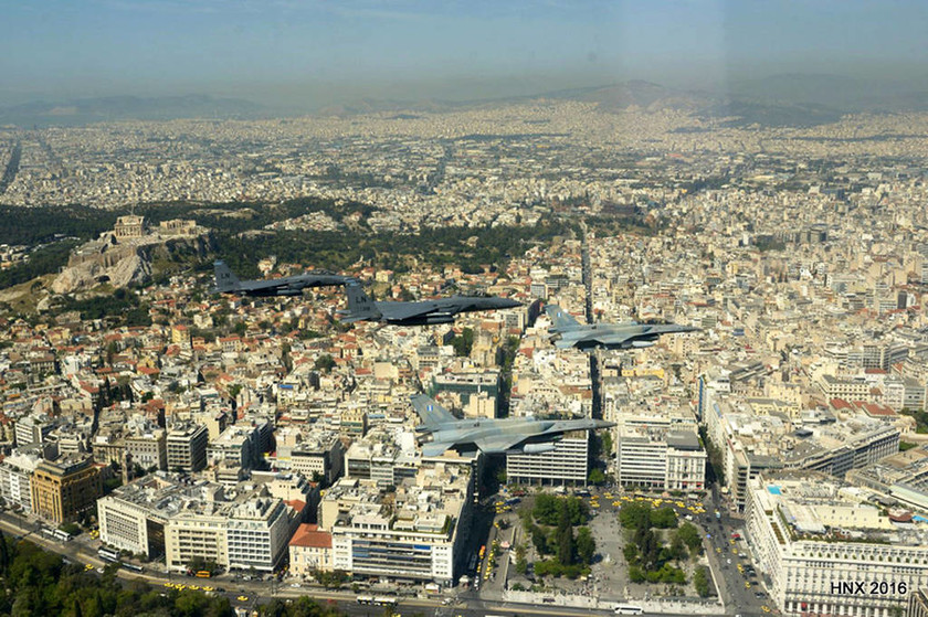 Εντυπωσιακές εικόνες από τα μαχητικά που πέταξαν πάνω από την Αθήνα (vid)