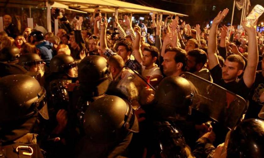 Σκόπια: Επεισόδια μεταξύ διαδηλωτών της αντιπολίτευσης και της αστυνομίας (pics)