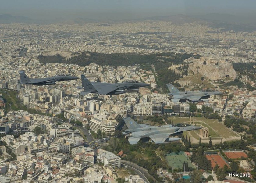 Ανατριχίλα: Η υπερπτήση μαχητικών πάνω από την Ακρόπολη μέσα από το κόκπιτ ελληνικού μαχητικού (vid)