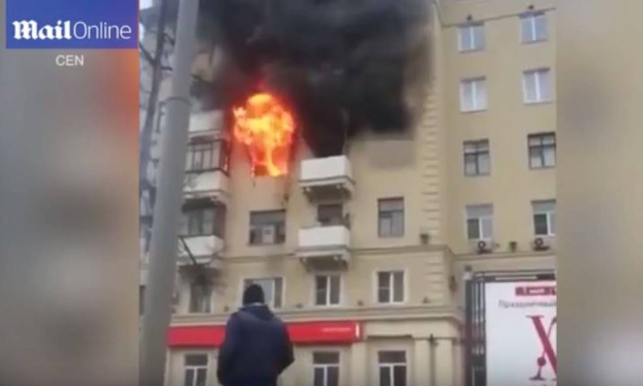 Σοκαριστικό βίντεο: Γυναίκα κάηκε ζωντανή στο διαμέρισμά της στη Μόσχα