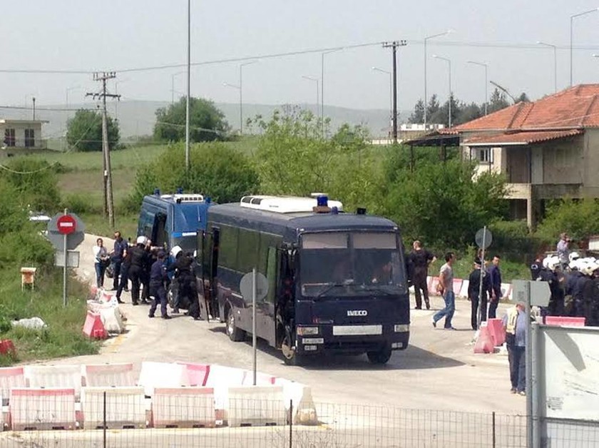 Εγαντία: Πρόσφυγες με πέτρες κατά αστυνομικών - Ένταση και στο κέντρο φιλοξενίας στον Κατσικά