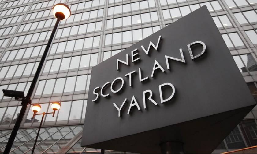Ποια είναι η τύχη των παράνομων όπλων που ανακαλύπτει η Scotland Yard; (pics+vid)