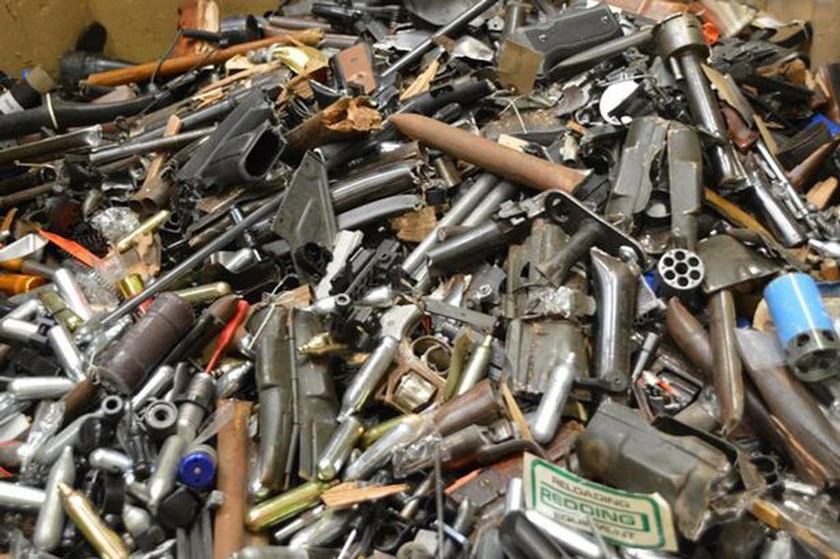 Ποια είναι η τύχη των παράνομων όπλων που ανακαλύπτει η Scotland Yard; (pics+vid)