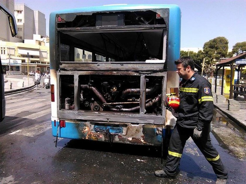 Ηράκλειο: Αστικό λεωφορείο τυλίχθηκε στις φλόγες εν κινήσει (pics)