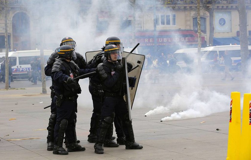 Νέες συγκρούσεις αστυνομίας - διαδηλωτών στη Γαλλία για τα εργασιακά (pics+vid)