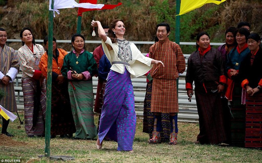 Μπουτάν: Απόπειρα... τοξοβολίας από Ουίλιαμ και Κέιτ! (pics)