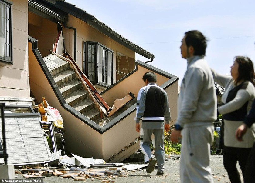 Σεισμός – Ιαπωνία: Η απίστευτη στιγμή της διάσωσης ενός βρέφους από τα συντρίμμια πολυκατοικίας 