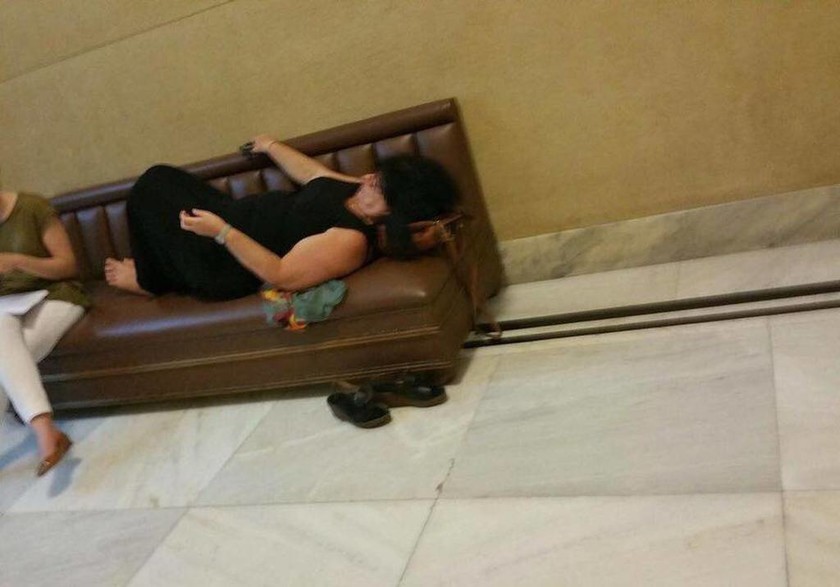 Απίστευτες εικόνες στη Βουλή: Βουλευτές λιάζονται στο περιστύλιο! (photos)