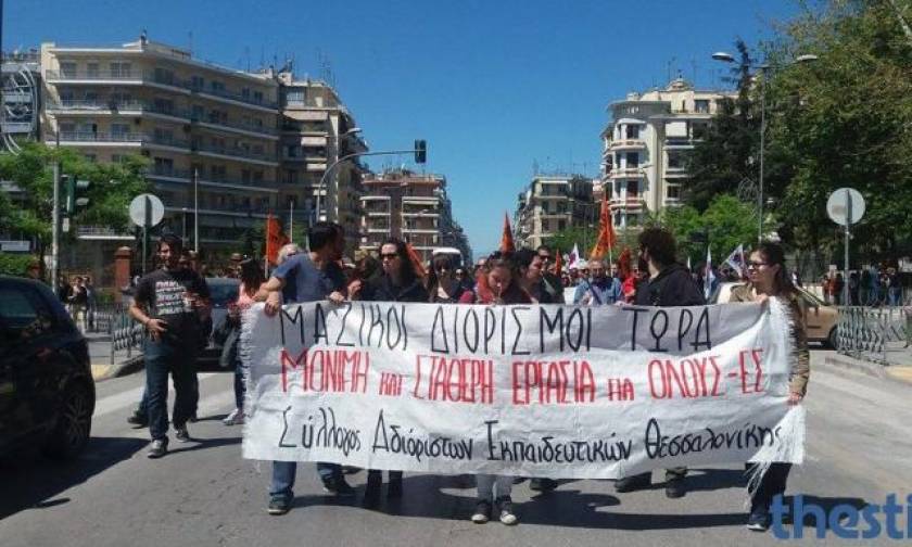 Συγκέντρωση διαμαρτυρίας εκπαιδευτικών έξω από υπουργείο Μακεδονίας - Θράκης
