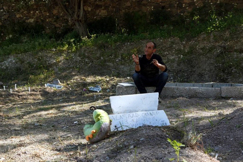 Εικόνες - γροθιά στο στομάχι από το νεκροταφείο προσφύγων στη Μυτιλήνη