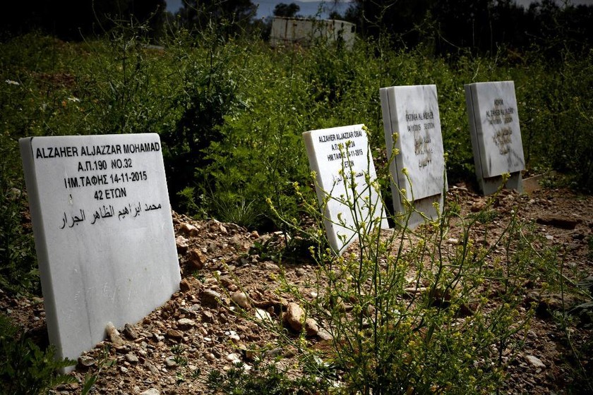 Εικόνες - γροθιά στο στομάχι από το νεκροταφείο προσφύγων στη Μυτιλήνη