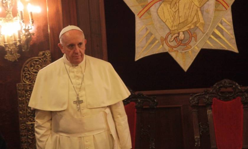 Επίσκεψη Πάπα στη Μυτιλήνη: Προσγειώθηκε το αεροσκάφος του Ποντίφικα