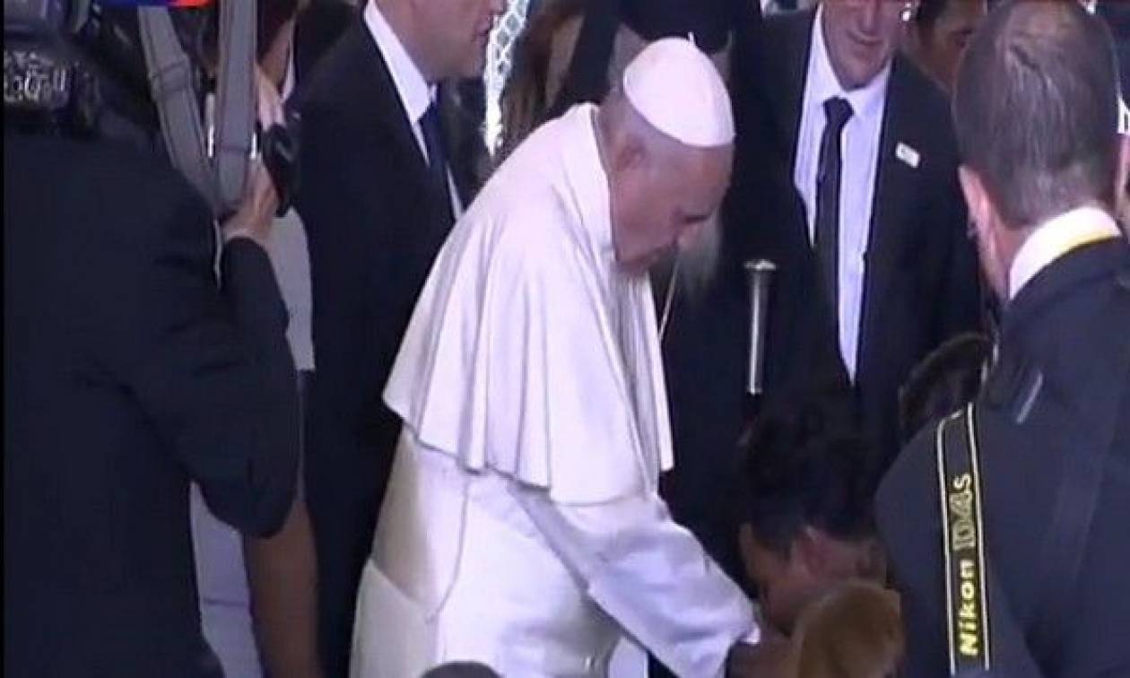 Πάπας στη Μυτιλήνη - Πρόσφυγας ξεσπά σε λυγμούς: «Σε παρακαλώ ευλόγησέ με και σώσε με» (video)