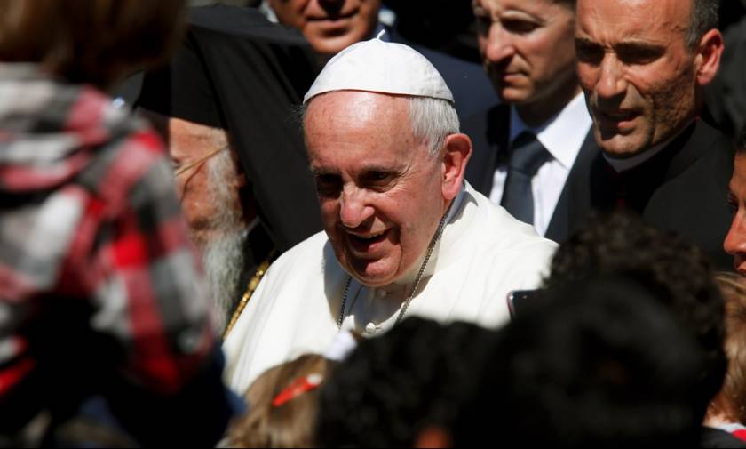 Πρωτόγνωρες στιγμές στη Μυτιλήνη - Παγκόσμια συγκίνηση από την επίσκεψη του Πάπα