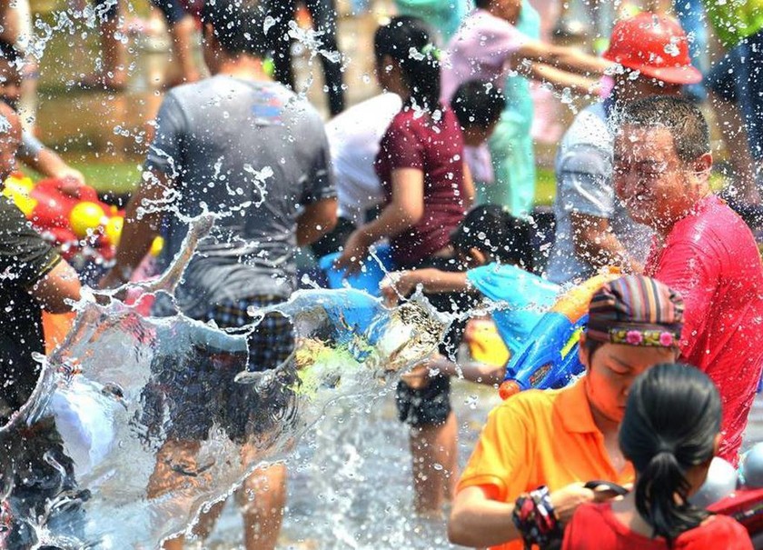 «Πλημμύρισε» η Ταϊλάνδη στο ετήσιο φεστιβάλ νερού! (pics)