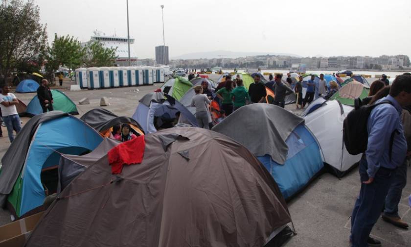 «Βουλιάζει» ο Πειραιάς - Περισσότεροι από 3.800 πρόσφυγες στο λιμάνι