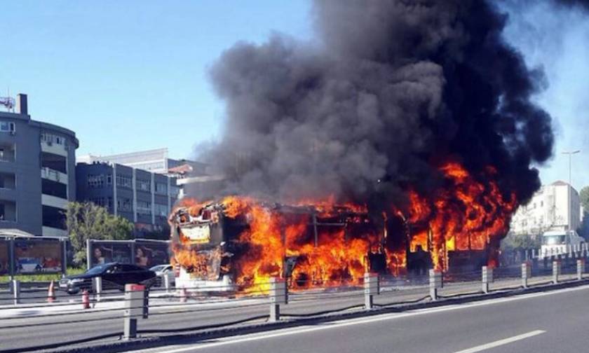 Τουρκία: Πανικός από φωτιά και εκρήξεις σε λεωφορείο στην Κωνσταντινούπολη (Vid)