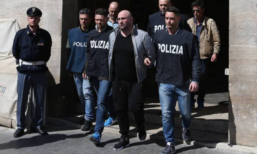 Συνελήφθη ο αρχιμαφιόζος της Νάπολης με την ερωμένη του – Δείτε το «κόλπο» των αστυνομικών (Pics)