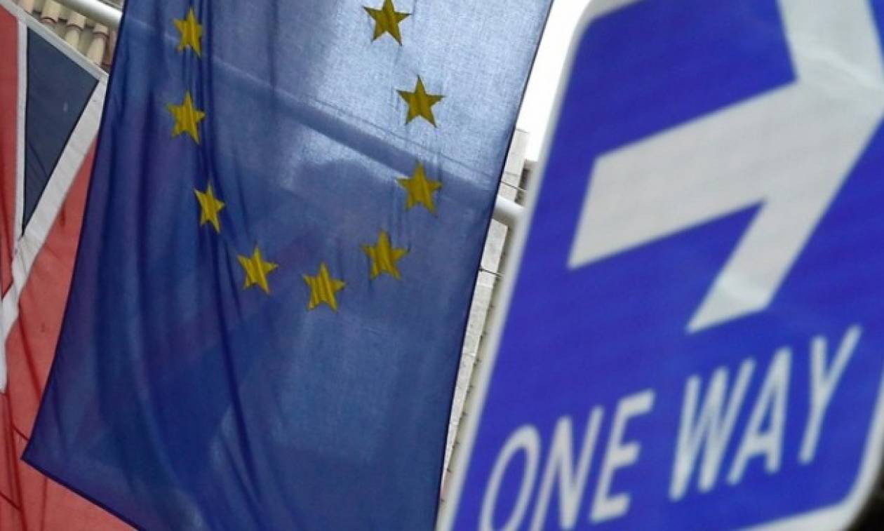 WSJ: Η Ελλάδα «δαμόκλειος σπάθη» πάνω από το δημοψήφισμα για το Brexit