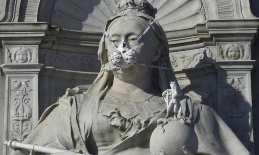 Διάσημα αγάλματα του Λονδίνου φόρεσαν αντιασφυξιογόνες μάσκες! (pics)