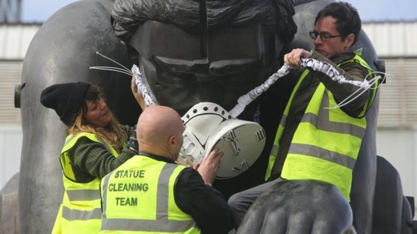 Διάσημα αγάλματα του Λονδίνου φόρεσαν αντιασφυξιογόνες μάσκες! ( pics)
