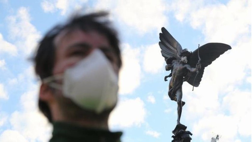 Διάσημα αγάλματα του Λονδίνου φόρεσαν αντιασφυξιογόνες μάσκες! ( pics)