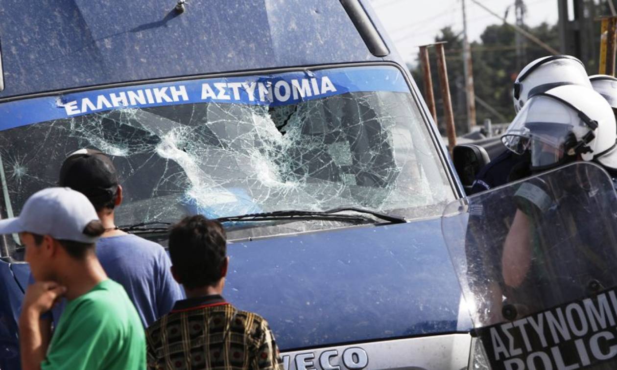 Ένταση και πετροπόλεμος στην Ειδομένη μετά το σοβαρό ατύχημα με πρόσφυγα - Έσπασαν περιπολικό (vid)