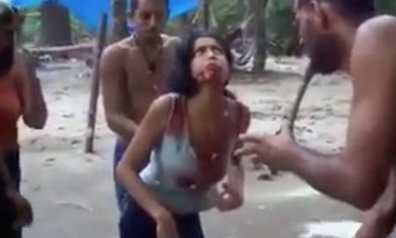 Ανατριχιαστικό βίντεο: Δαιμονισμένη γυναίκα πετά αίμα από τα μάτια στους εξορκιστές της!
