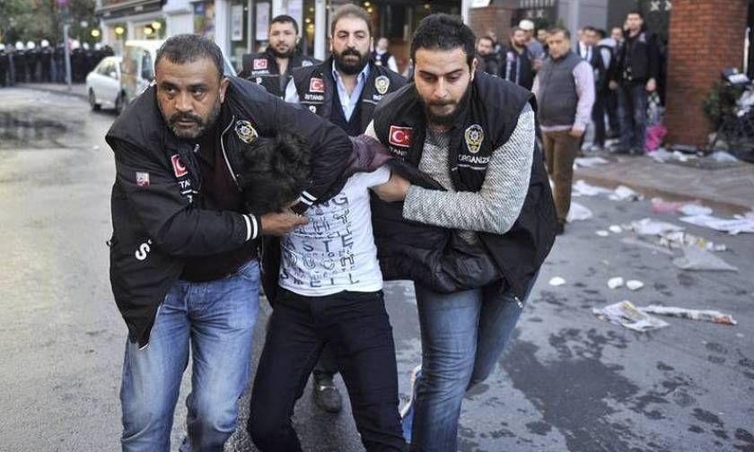 Μαζικές συλλήψεις δημοσιογράφων, δικηγόρων και αστυνομικών στην Τουρκία (Vid)