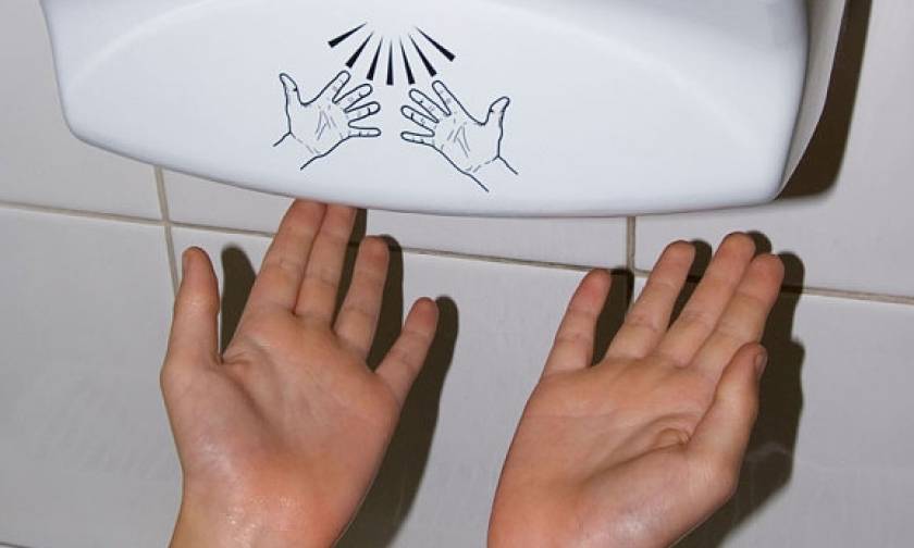 Προσοχή: Γιατί ΔΕΝ πρέπει να χρησιμοποιήσετε ποτέ ξανά τους στεγνωτήρες χεριών!