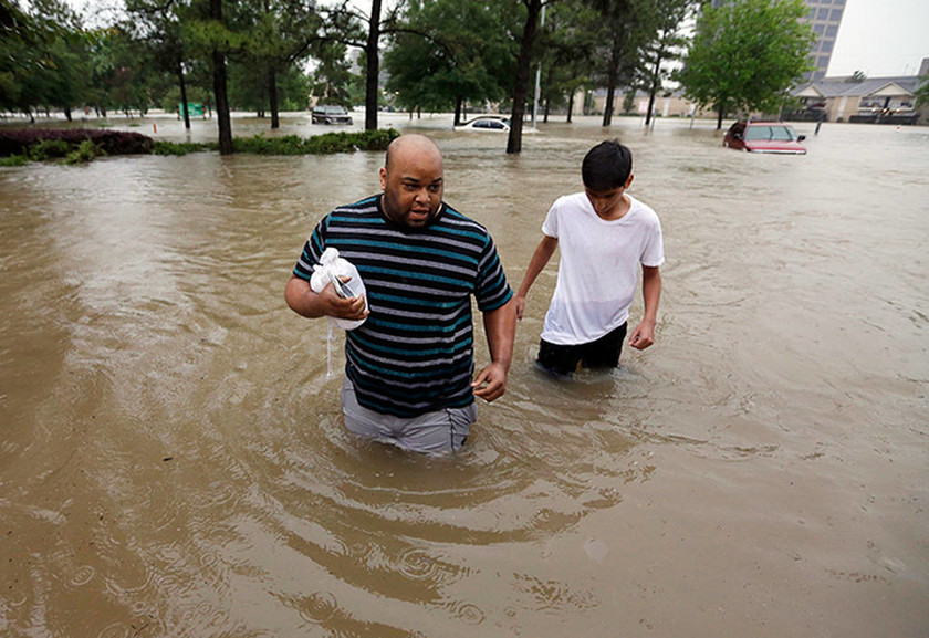 ΗΠΑ: Τουλάχιστον 5 νεκροί στο Τέξας από τις σαρωτικές πλημμύρες (pics+vid)