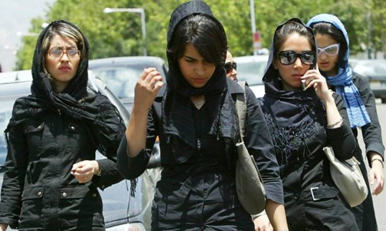 Ιράν: Σάλος από την αστυνομία ηθών που κόβει πρόστιμα για μέικ απ και «απαράδεκτα» κουρέματα (Vids)