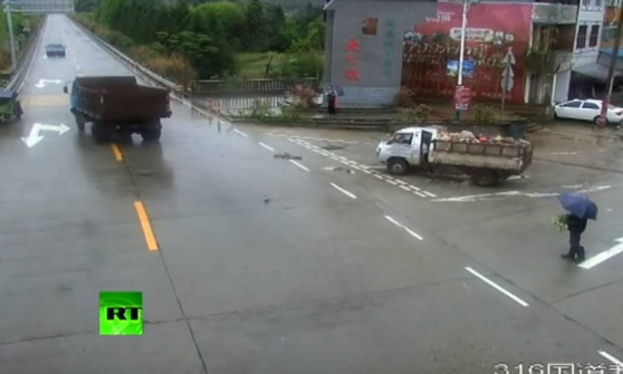 Σοκαριστικό: Ηλικιωμένος σώθηκε από θαύμα μετά από σύγκρουση δύο φορτηγών (video)