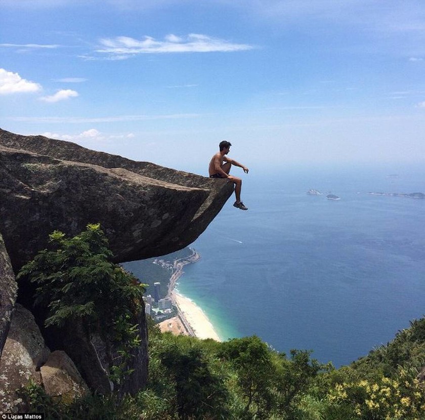 Εικόνες που προκαλούν ζαλάδα: Σκαρφαλώνουν στην άκρη των βράχων για την... τέλεια selfie!
