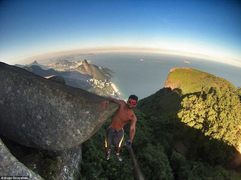 Εικόνες που προκαλούν ζαλάδα: Σκαρφαλώνουν στην άκρη των βράχων για την... τέλεια selfie!