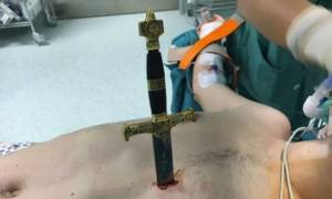 Eξαιρετικά σκληρές εικόνες: Προσπάθησε να αυτοκτονήσει καρφώνοντας ένα σπαθί στο στήθος του (video)