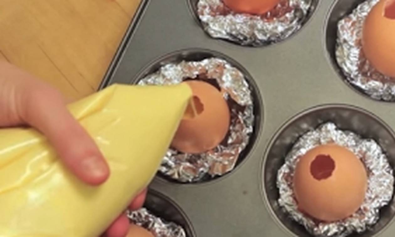 Ρίχνει μείγμα κείκ σε άδειο αυγό - Δεν φαντάζεστε τι γίνεται στη συνέχεια... (video)