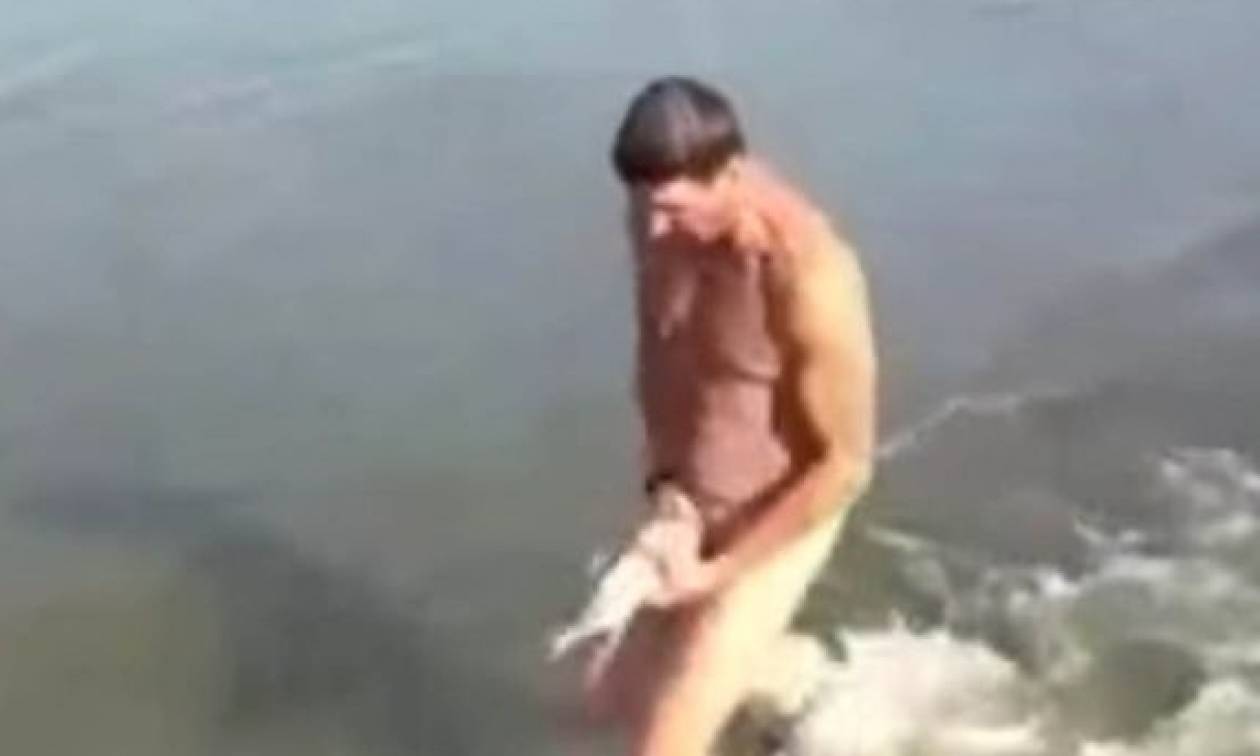 Απίστευτο: Δείτε τι έβγαλε ψαράς με δόλωμα το… πέος του! (video)