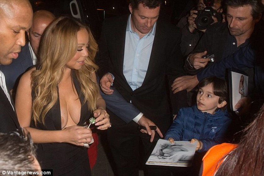 Σάλος: Η Mariah Carey «έδειξε» το στήθος της σε ανήλικο θαυμαστή της! (photos)