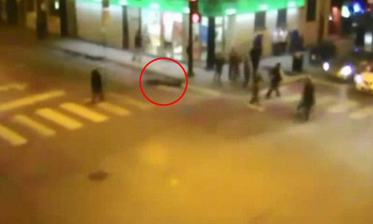 Σκληρές εικόνες: Τον ξυλοκόπησαν, τον λήστεψαν, τον πάτησε ταξί και δεν τον βοήθησε κανείς! (video)
