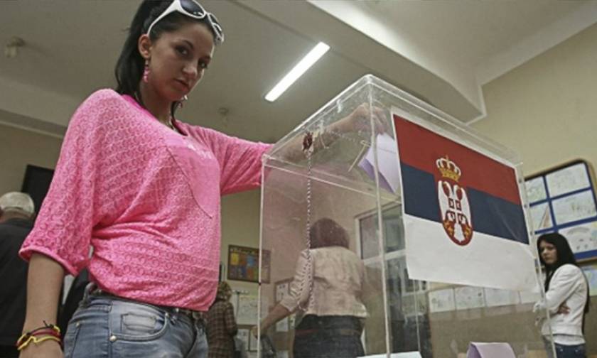 Στις κάλπες σήμερα οι Σέρβοι για πρόωρες εκλογές