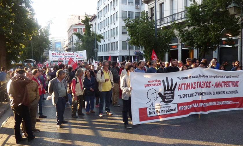 Συλλαλητήριο της ΑΔΕΔΥ στο κέντρο της Αθήνας κατά ασφαλιστικού και φορολογικού (vid)