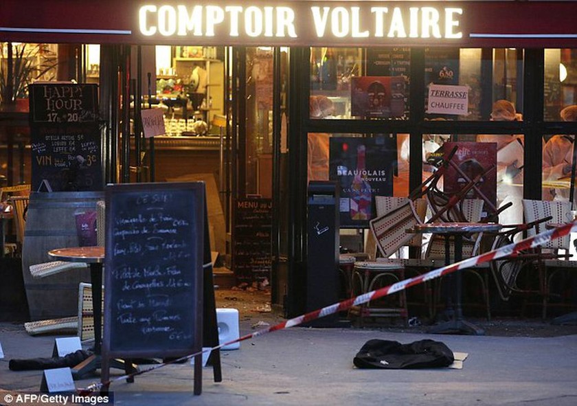 Στη δημοσιότητα βίντεο από τη στιγμή που τζιχαντιστής ανατινάζεται μέσα σε εστιατόριο στο Παρίσι 